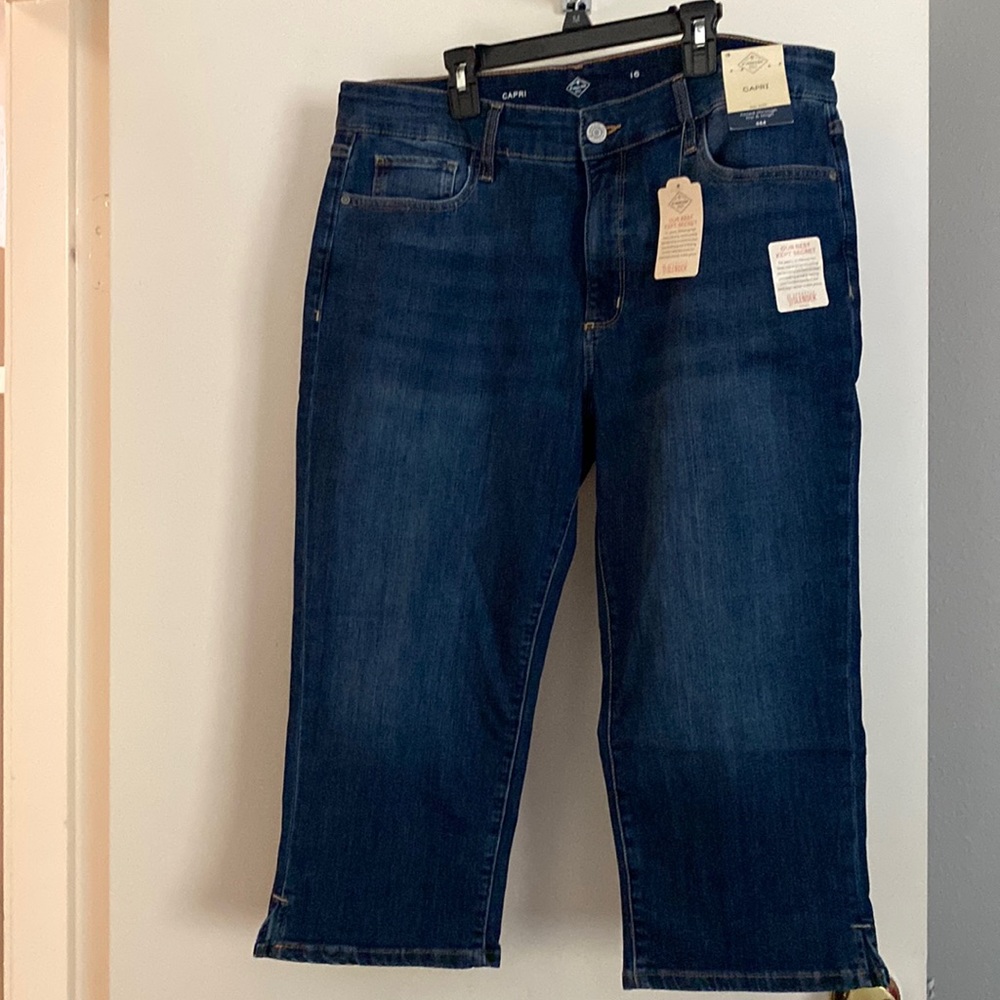 NWT St Johns Bay mid rise Capri Jeans size 16